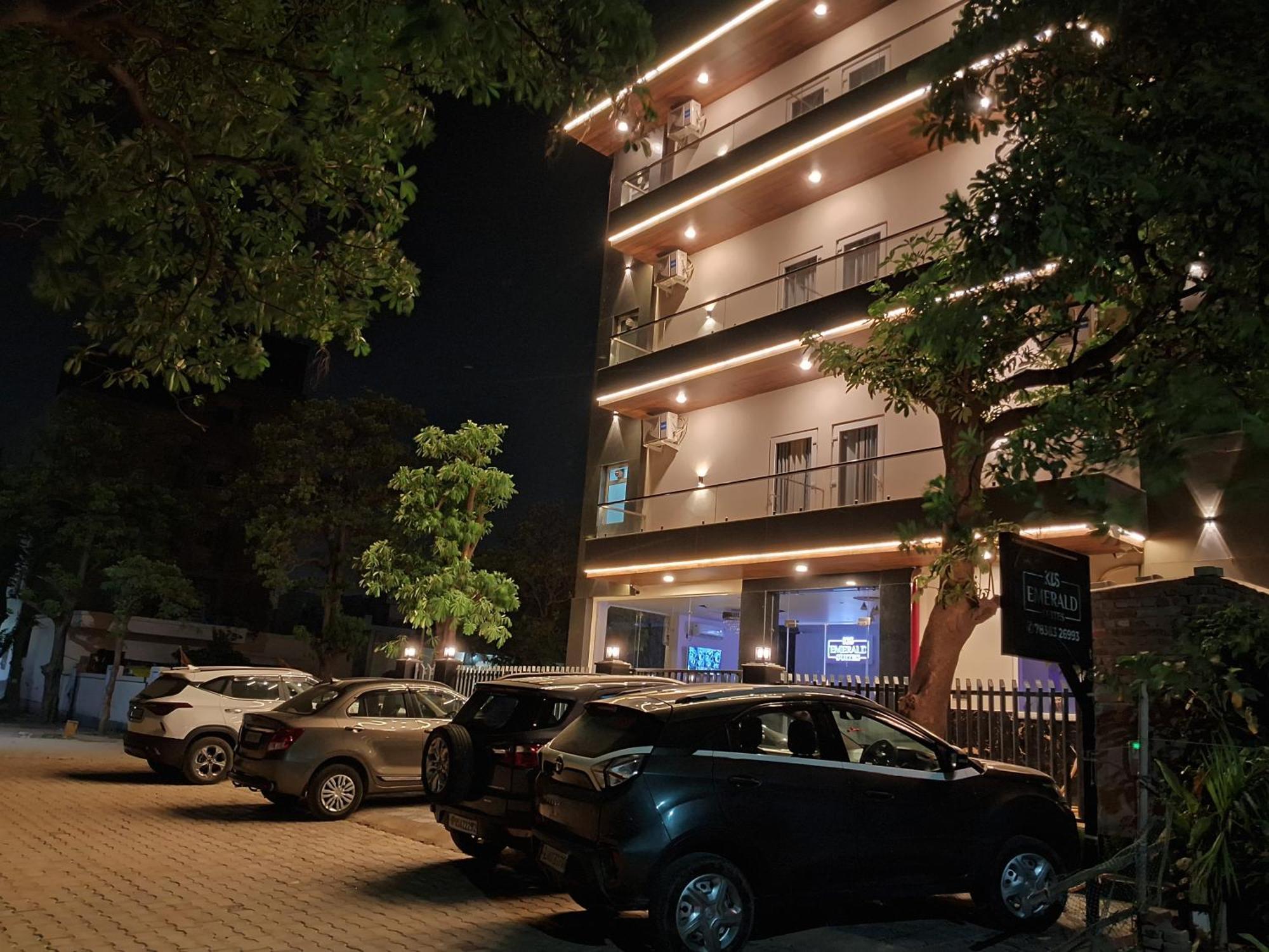 גרייטר נוידה Emerald Suites מראה חיצוני תמונה
