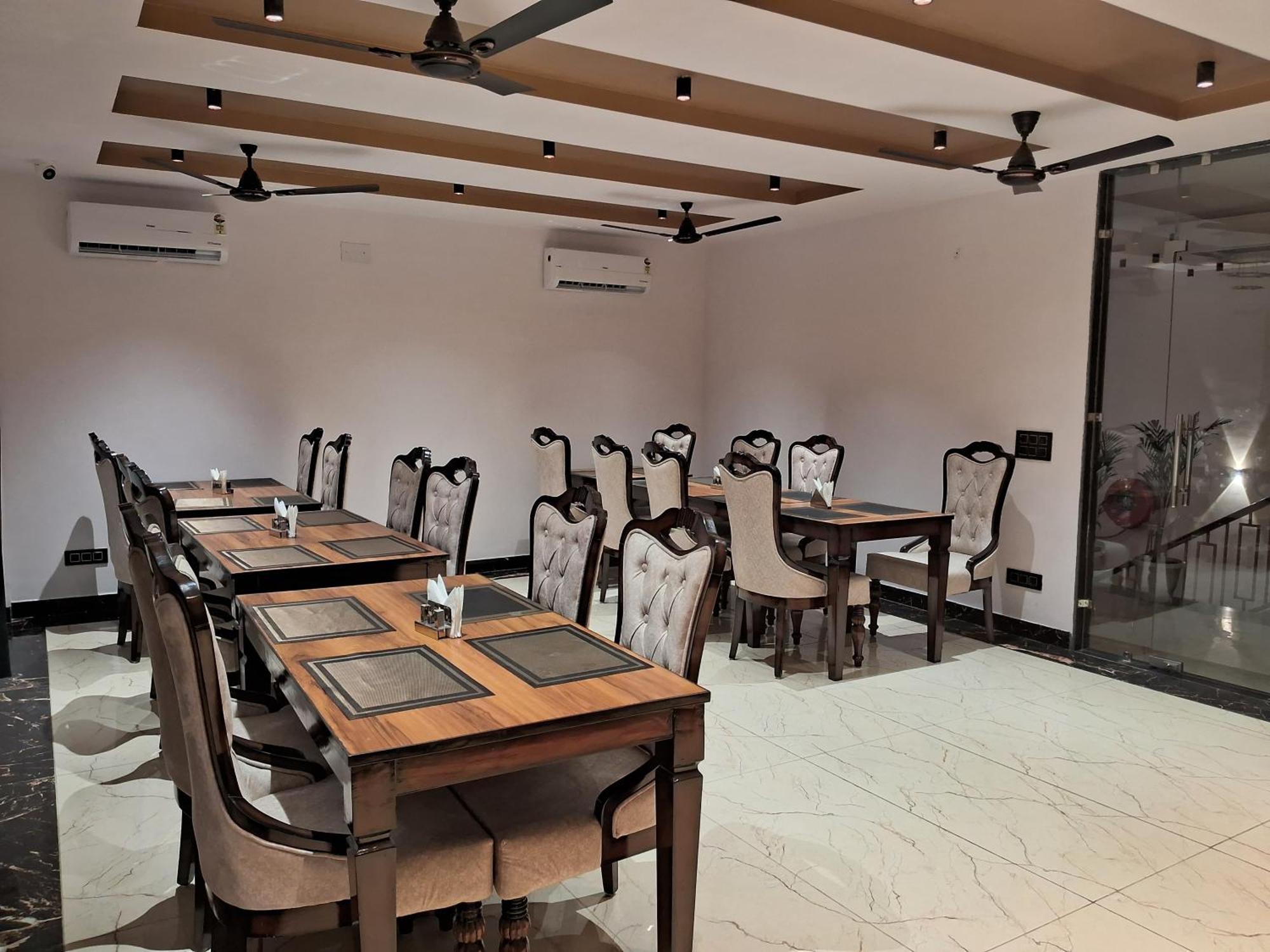 גרייטר נוידה Emerald Suites מראה חיצוני תמונה